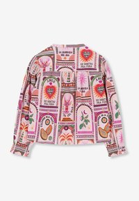 Chemise à manches longues et boutons colorée, ornée d'un imprimé intégral de divers motifs en rose, vert et blanc, avec des manches à poignets élastiques.