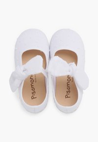 Weiße Canvas Mary Jane Schuhe mit strukturiertem Muster, runder Zehenform und dekorativem Bogen am Riemen. Die Innensohle trägt das Markenzeichen.