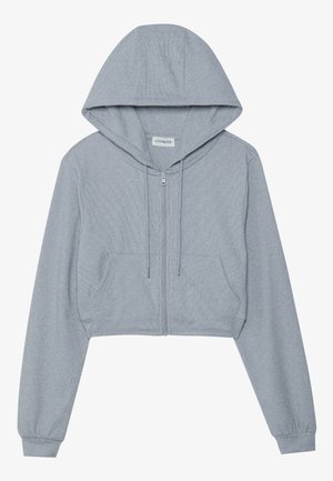 Jasnoszara krótka bluza z kapturem z długimi rękawami, zamkiem z przodu, sznurkami i przednią kieszenią typu kangur, ułożona płasko na białym tle.