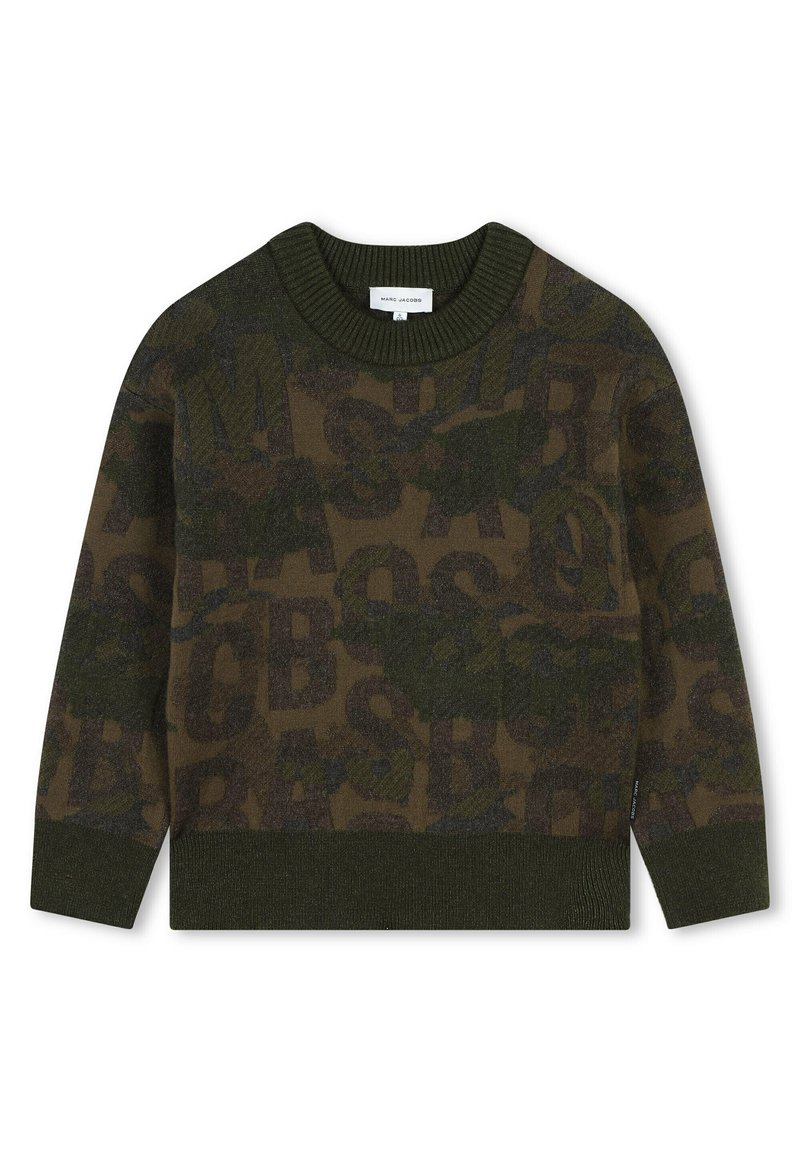 Groene gebreide trui met een gedurfd, textuur camouflagedessin en grote letters. Geribbelde ronde hals en manchetten voor extra detail.