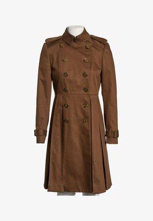 Trench-coat marron croisé avec boutons dorés, épaulettes, manches longues, brides à boucle aux poignets et un ourlet arrivant aux genoux.