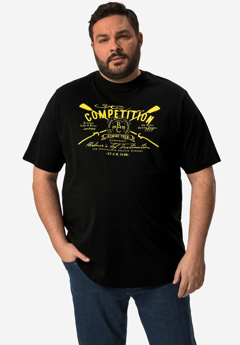 T-shirt noir à manches courtes avec un texte graphique jaune et un design sur le thème de l'aviron. Matériau en coton avec un col rond et une coupe décontractée.