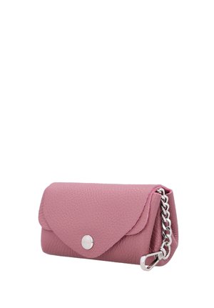 Kleine pinkfarbene Geldbörse aus strukturiertem Leder mit silbernem Druckknopfverschluss und kurzer silberner Kette an der Seite.
