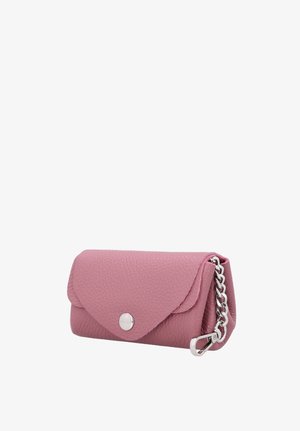 Kleine pinkfarbene Geldbörse aus strukturiertem Leder mit silbernem Druckknopfverschluss und kurzer silberner Kette an der Seite.