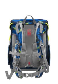 Sac à dos avec un extérieur à motifs bleu et vert, bretelles grises rembourrées et accessoires ajustables pour plus de confort et de soutien.