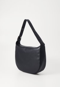 Borsa a spalla in pelle nera con forma curva, texture liscia, tracolla regolabile e dettagli in metallo. Senza motivi visibili.