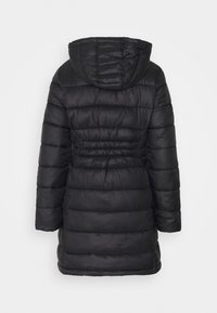 Černý puffr kabát s kapucí, elastickým pasem a prošívaným designem. Textura je hladká s lesklým povrchem.