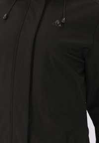 Sort jakke lavet af blødt stof, med lynlås, justerbar hætte med snore og et minimalt logo på øverste venstre side.