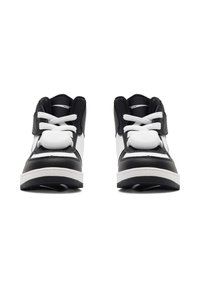 Čiernobiele vysoké tenisky s bielymi šnúrkami a okrúhlymi bielymi senzorovými zariadeniami pripojenými na prednej strane každej topánky.