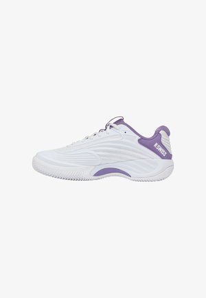 Chaussure de sport blanche avec une tige en mesh texturé, des accents violets et un design élégant. Elle comporte une semelle en caoutchouc avec un motif antidérapant et un système de laçage.