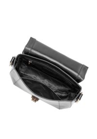 Bolso de mano de cuero negro con un diseño estructurado, cierre de solapa superior y un bolsillo con cremallera en el interior; presenta una textura suave y un hardware mínimo.