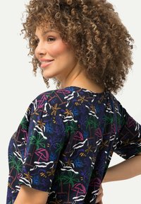 Ulla Popken CORAL REEF SHORT SLEEVE V-NECK  - Triko s potiskem - navy blue