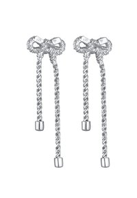 Silberne Tropfenohrringe mit einem gewundenen Seildesign und kleinen zylindrischen Akzenten an der Basis. Material gekennzeichnet mit 925 Sterling Silber.