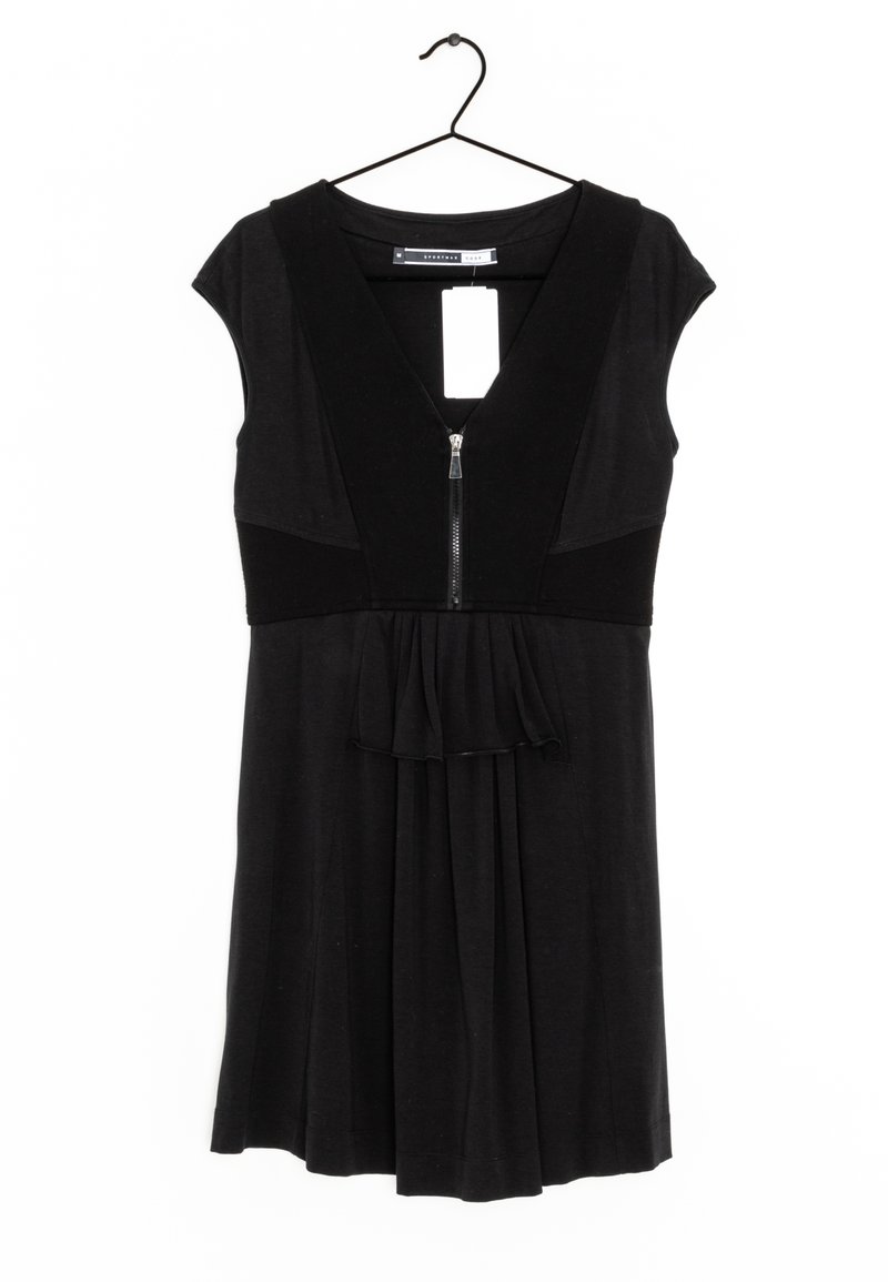 Czarna sukienka do kolan z krótkimi rękawami typu cap, dekoltem w serek, zapięciem na zamek oraz rozszerzanym dołem z falbaną na krawędzi.