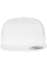 Bijela snapback kapa s ravnim vizirima, s mrežastim bočnim panelima i okruglim logom na prednjoj strani. Glatka tekstura.
