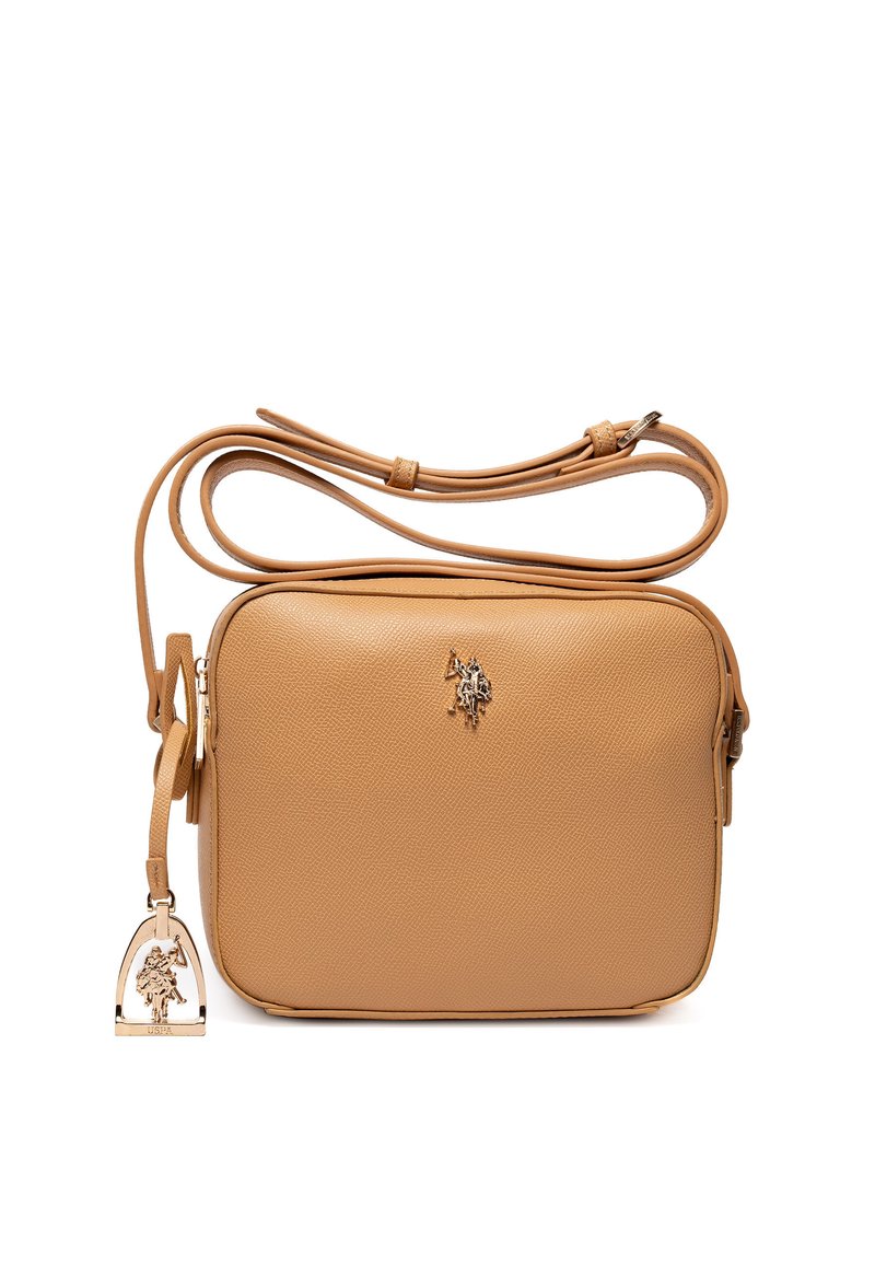 Borsa a tracolla in pelle marrone chiaro con superficie texturizzata, dotata di un logo in tonalità oro e un ciondolo decorativo. Tracolla regolabile e chiusura con zip.