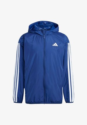 Marinefarbene leichte Jacke mit Kapuze, die an jedem Arm weiße Streifenakzente und ein kleines weißes Logo auf der linken Brust aufweist.