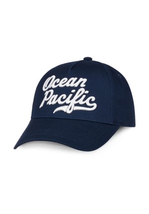 Tmavomodrá baseballová čiapka s bielym vyšívaným nápisom "Ocean Pacific" na prednej strane a zahnutým šiltom.