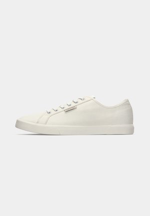 Hvite lerrets sneakers med lav profil, rund tå og minimalistisk snøring. Har et strukturert stoff og gummisåle.