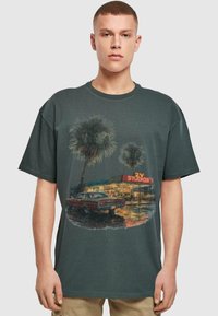 Donkergrijze katoenen t-shirt met een graphic van palm bomen en een vintage auto voor een studio, met kleurrijke winkeltijdschrift.