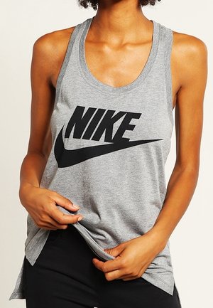 Grijze tanktop van zacht materiaal met een groot zwart "NIKE" logo en swoosh ontwerp. Het heeft een relaxte pasvorm en is mouwloos.