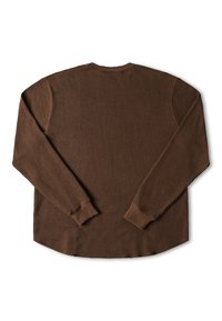 Chemise marron à manches longues avec un design texturé en maille gaufrée, col rond et poignets ajustés. L'ourlet est légèrement arrondi.