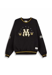 Sudadera negra con cuello en V, acentos amarillos y logotipo "M" bordado. Presenta gráficos de osos y estrellas en el frente y en una manga.