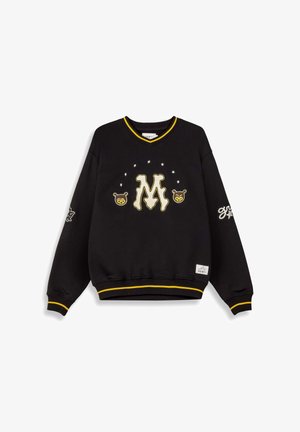 Sudadera negra con cuello en V, acentos amarillos y logotipo "M" bordado. Presenta gráficos de osos y estrellas en el frente y en una manga.