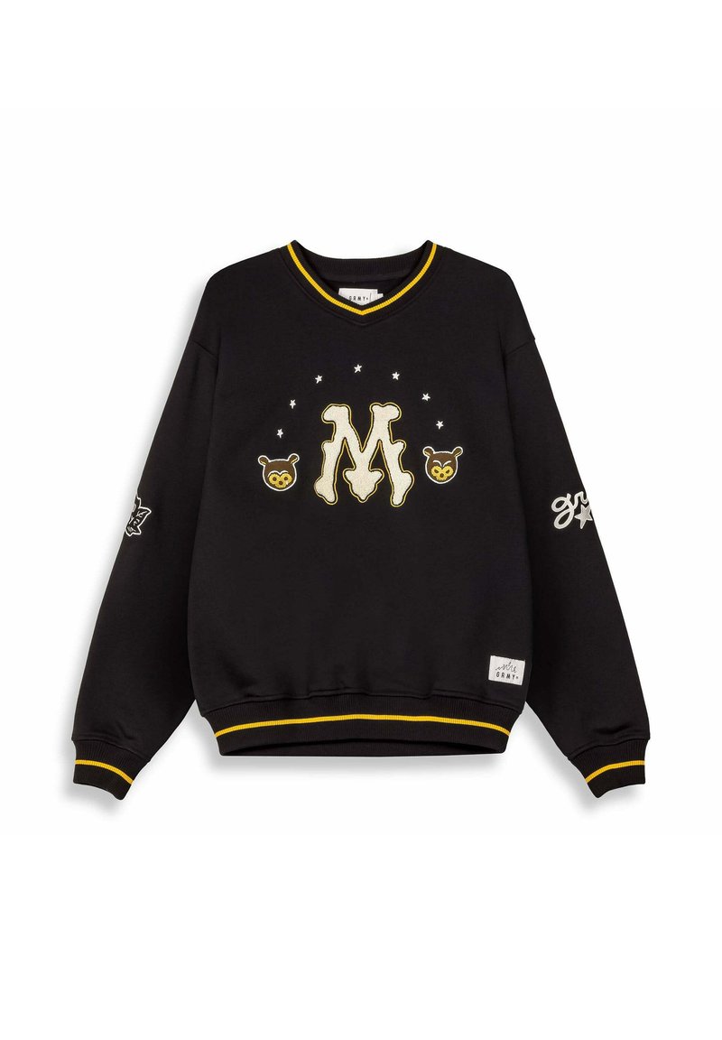 Sudadera negra con cuello en V, acentos amarillos y logotipo "M" bordado. Presenta gráficos de osos y estrellas en el frente y en una manga.