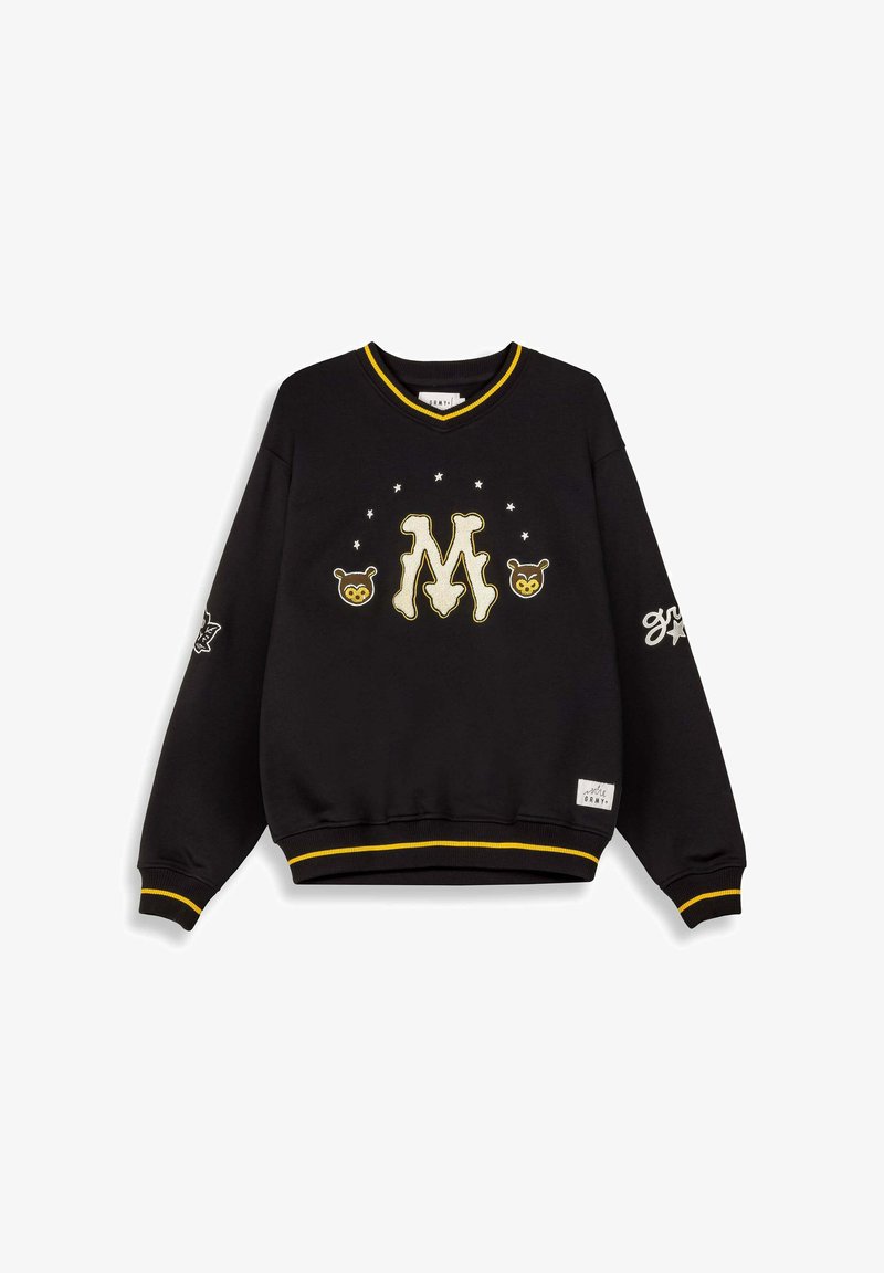 Sudadera negra con cuello en V, acentos amarillos y logotipo "M" bordado. Presenta gráficos de osos y estrellas en el frente y en una manga.