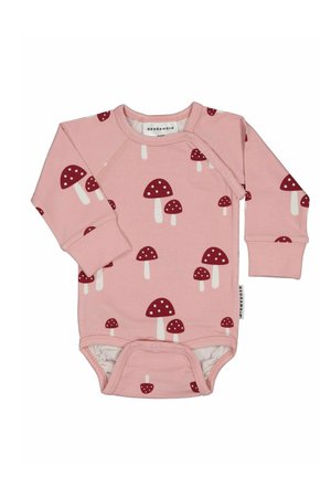 Lyserød babybody med lange ærmer, sideknapper og rødt svampemønster med hvide pletter.