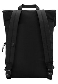 Mochila negra con correas ajustables, forma rectangular y un asa superior. Fabricada en un material duradero con un diseño minimalista.