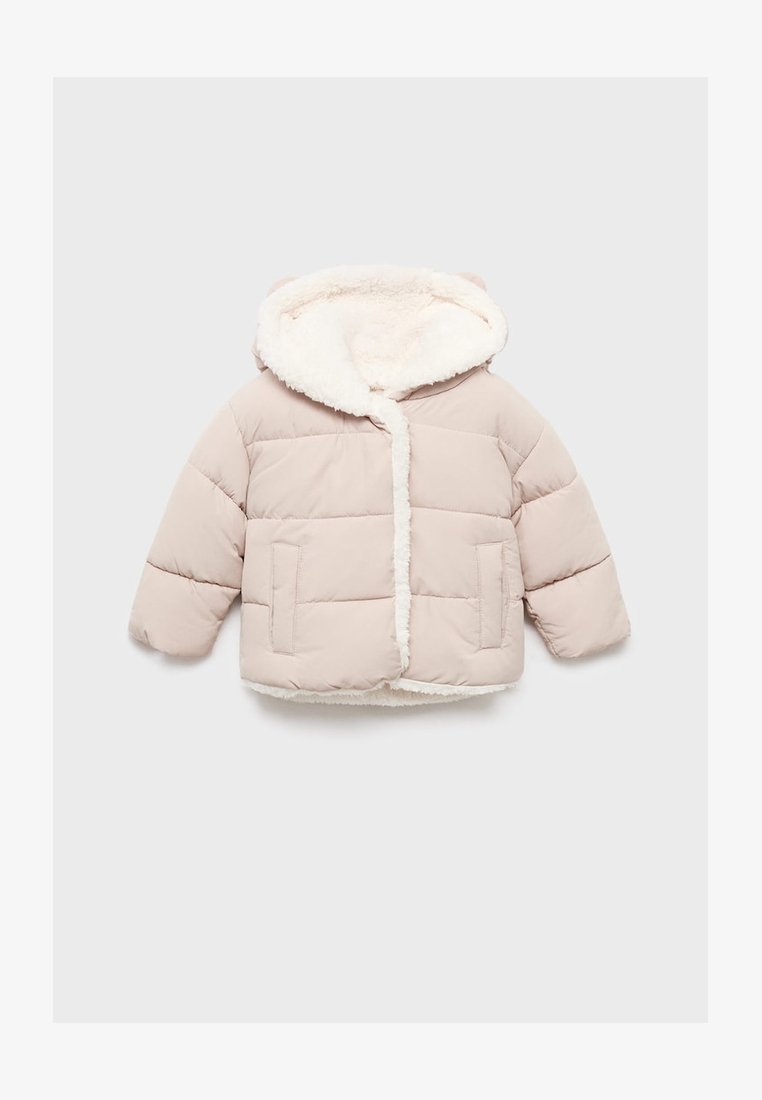 Pufová bunda v světlé béžové barvě s odnímatelnou kapucí s kožešinou, předními kapsami a zkráceným střihem. Měkká textura a prošívaný vzor.