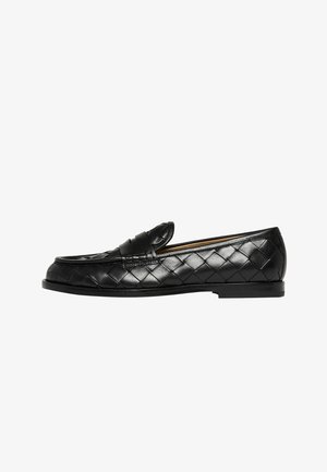 Zwarte leren loafers met geweven textuur, ronde teen en een platte rubberen zool. Kenmerkt zich door een decoratieve band over de wreef.