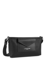 Zwarte leren clutch tas met textuur, met ritssluiting, voorvak, verstelbare schouderband en zilverkleurige hardware. Bevat een ingegraveerd merksymbool.