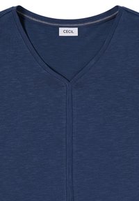 Tmavě modré tričko s výstřihem do V, s viditelným svislým švem vpředu a štítkem značky "CECIL" u límce.