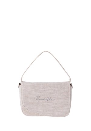 Pequeño bolso rectangular de tela beige con asa corta y detalles sutiles cosidos en el panel frontal.