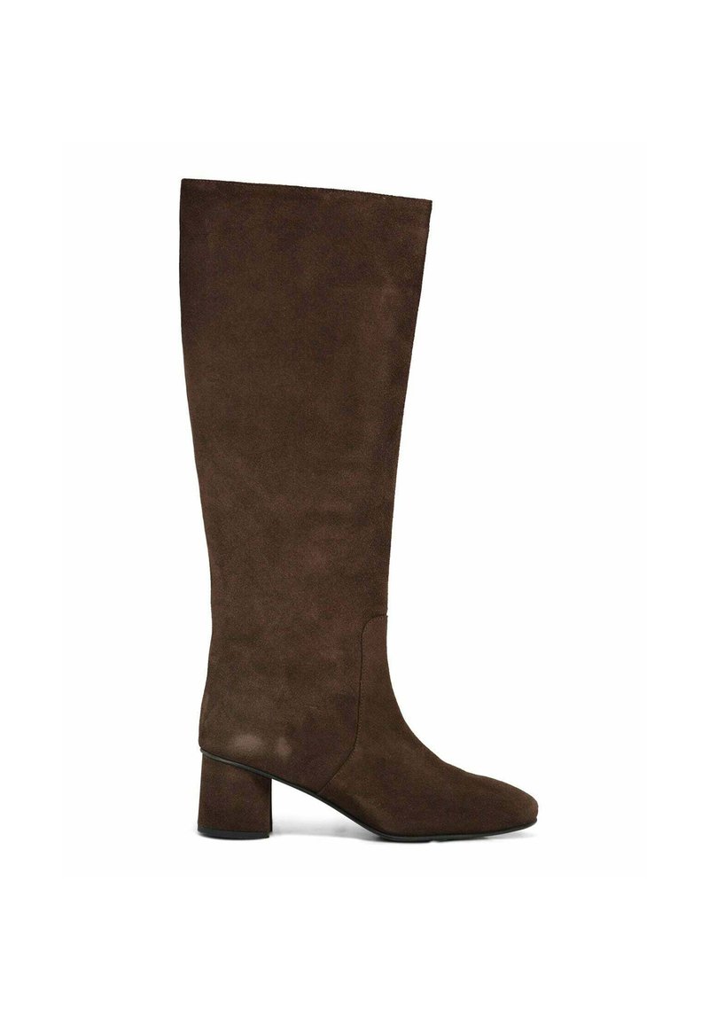 Bottines en daim marron jusqu'au genou avec un bout carré et un talon bloc. Texture lisse et matériel minimal, avec un design épuré et ajusté.