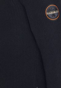 Granatowy sweter z dzianiny z teksturowanym wzorem i okrągłą naszywką z logo marki "Napapijri".