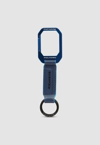 Portachiavi blu con un telaio metallico ottagonale, una cinghia in pelle e un anello metallico nero. La cinghia presenta un marchio in rilievo per un tocco di dettaglio aggiuntivo.