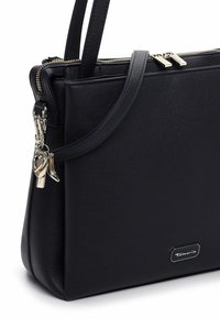 Borsa nera in ecopelle con chiusura superiore con cerniera, doppie maniglie e tracolla rimovibile. Presenta dettagli in metallo color oro e una targhetta con logo.