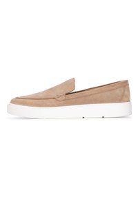 Suede Slippers in hellem Beige mit einer flachen weißen Gummisohle. Besitzt ein sauberes Design und gestickte Akzente im Obermaterial.