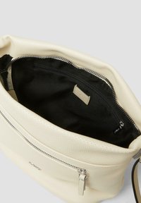 s.Oliver CITY-MIT SEPARIERTEM REISSVERSCHLUSS-FACH UND LÄNGENVERSTELLBAREM SCHULTERGURT - Schoudertas - beige