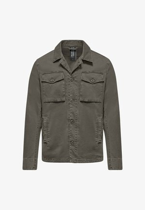 Giacca camicia verde oliva a maniche lunghe con chiusura frontale con bottoni, due tasche sul petto con patta e bottoni, e due tasche laterali.