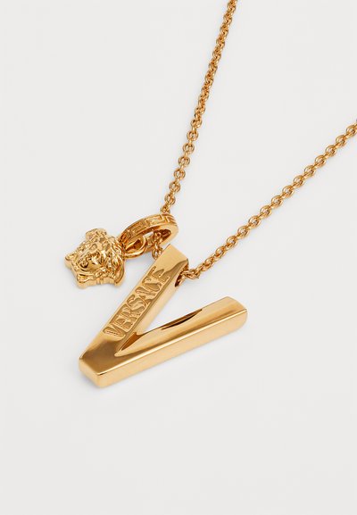 Colier de aur cu un pandantiv în formă de cap de leu și un pandantiv mare în formă de "V" cu cuvântul "VERSACE" gravat. Designul lanțului este legat și texturat.