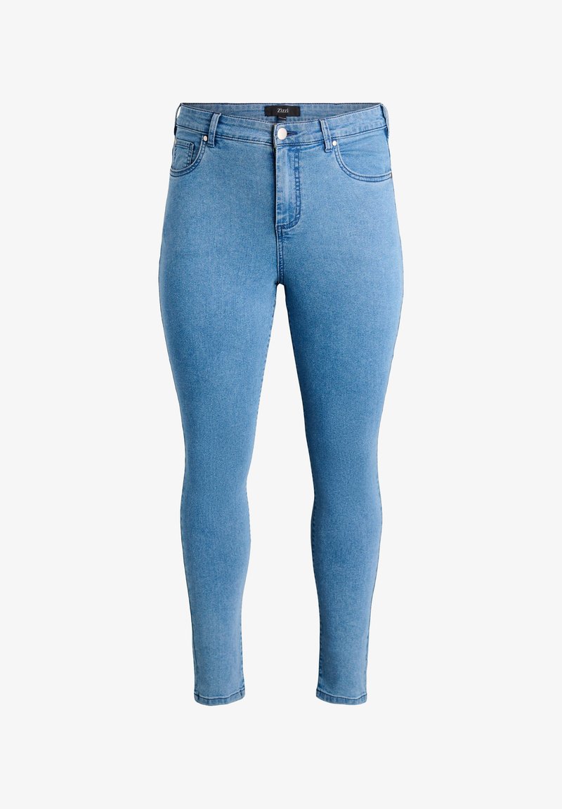 Svijetloplave skinny traperice visokog struka s prednjim patentnim zatvaračem, kopčanjem na gumb i petljama za remen, prikazane na bijeloj pozadini.