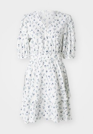 Witte bloemenjurk met blauwe patronen, korte pofmouwen, v-hals, knoopsluiting, gerimpelde taille en gelaagde volantzoom.