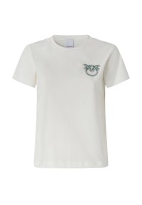Camiseta blanca de manga corta hecha de tela suave, con un diseño de logo en azul y plata con joyas en la zona izquierda del pecho.