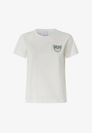 T-shirt blanc à manches courtes en tissu lisse, ornée d'un logo bijou bleu et argent sur la zone gauche de la poitrine.