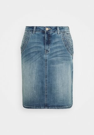 Falda de mezclilla azul con un lavado desgastado, botón frontal, cremallera, trabillas para el cinturón y detalles de tachuelas a lo largo de los bolsillos frontales.